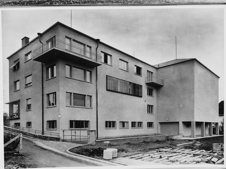 Ein Gebäude im Jahr 1933 am Brunnenhof Zürich.