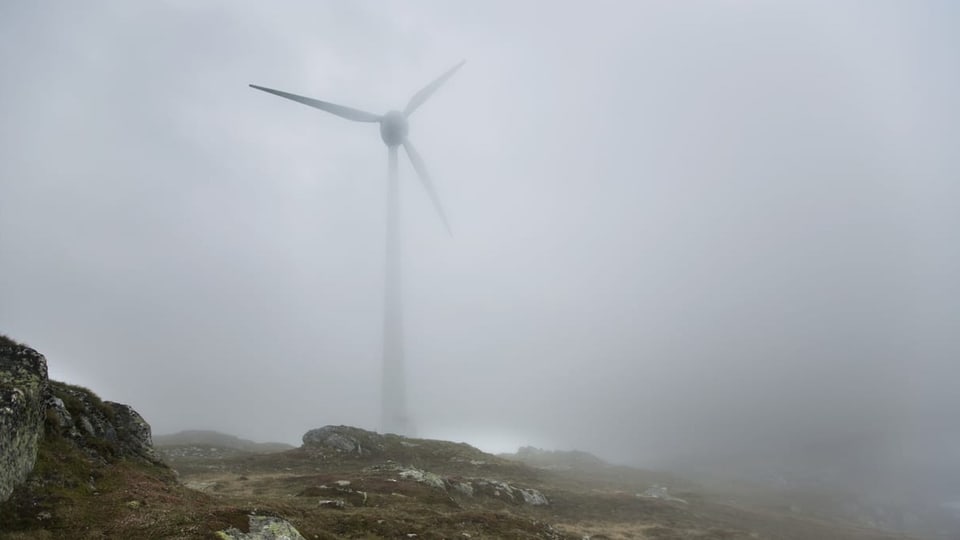 Eine Windkraftanlage im Nebel