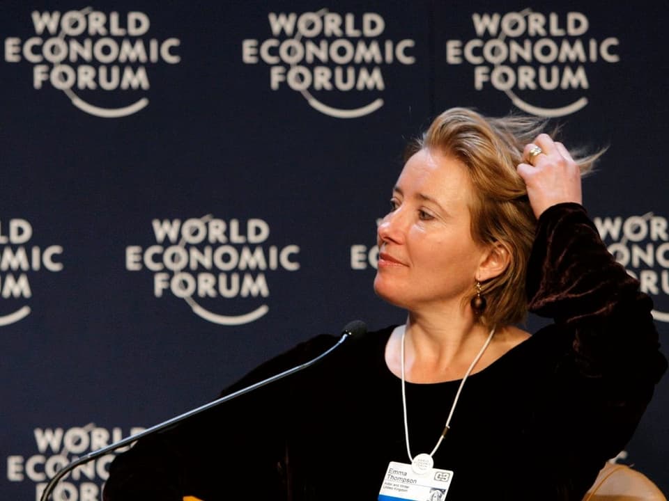 Emma Thompson rechts halbtotal vor dem Hintergrund des World Economic Forum
