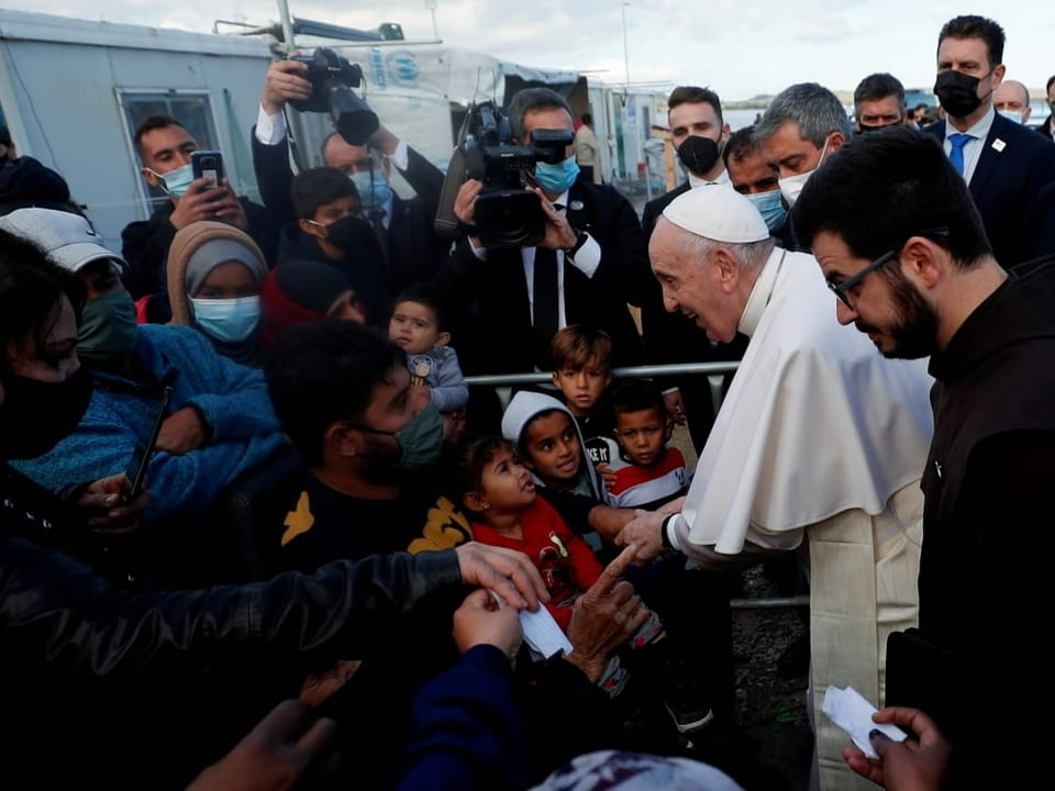 Der Papst gibt Kindern die Hand
