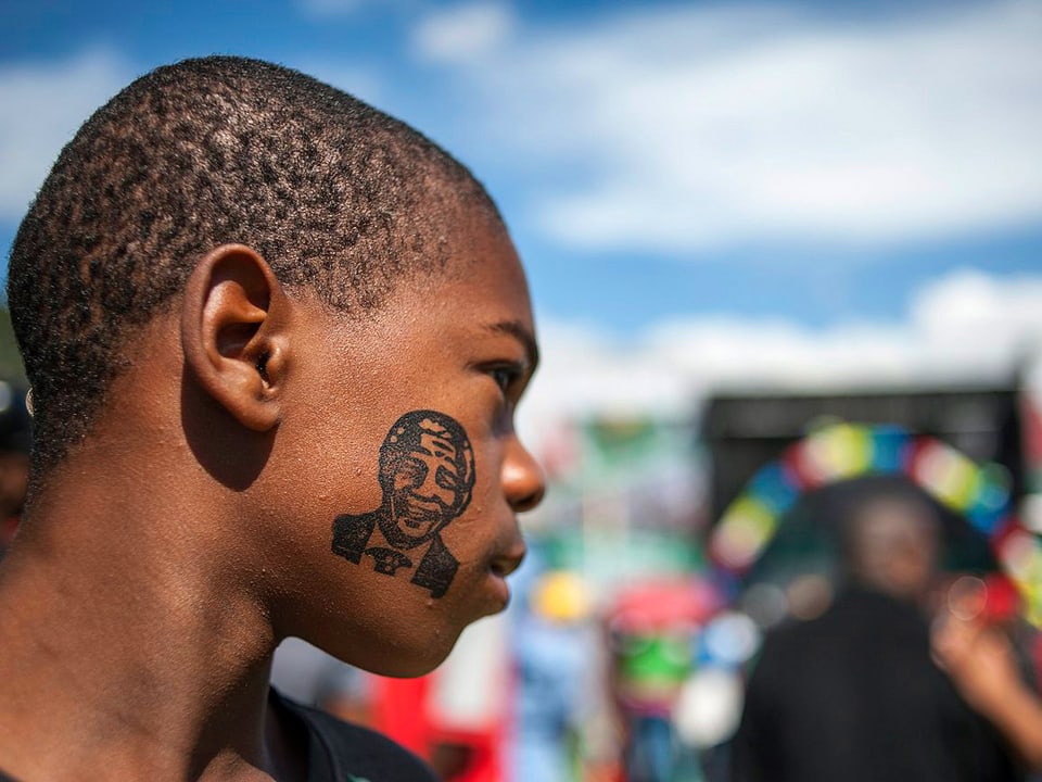 Junge mit Mandela-Stempel auf derr Wange.