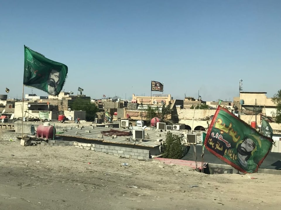 Flaggen mit schiitischen Führungsfiguren
