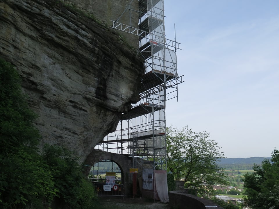 Das imposante Gerüst ist rund 20 Meter hoch und ist auch um die markante Felsnase herumgebaut.