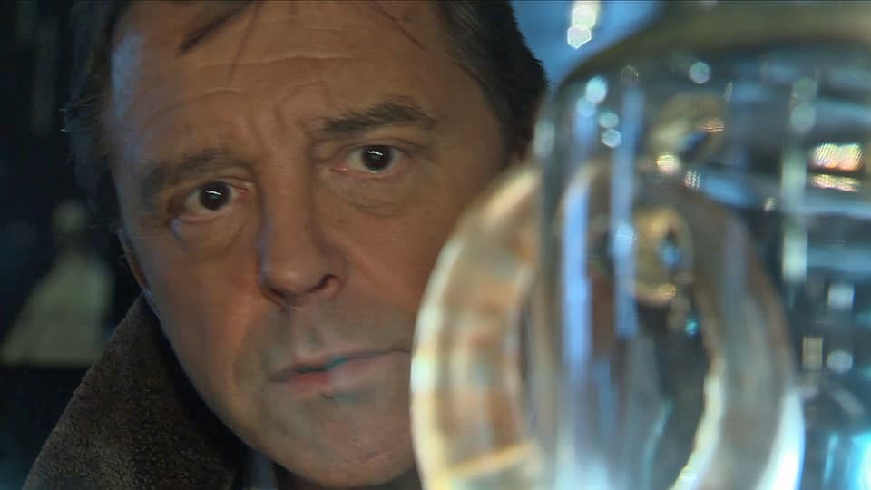 Silvio Denz' Gesicht hinter Glas.