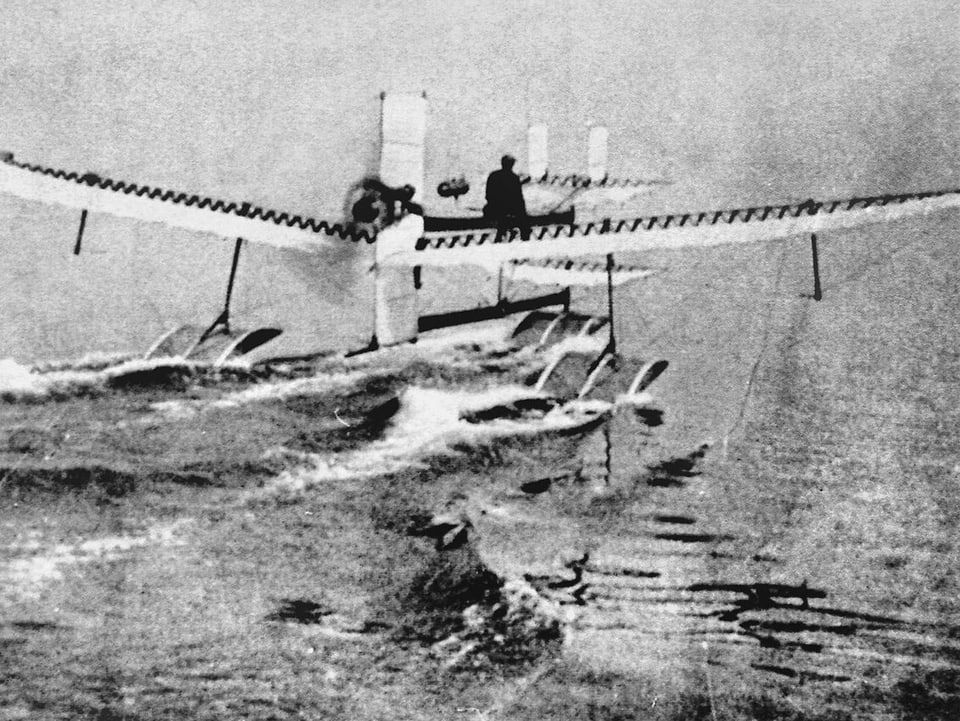 Schwarz-Weiss-Aufnahme von Henri Fabre beim ersten Start mit einem Wasserflugzeug