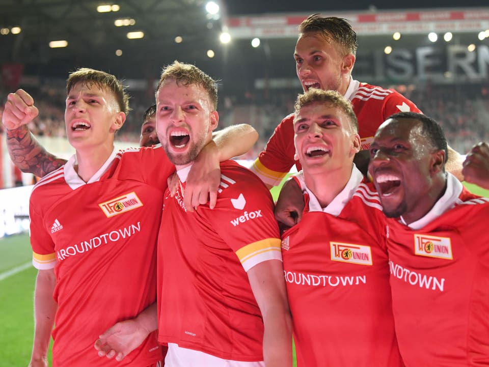 Die Spieler von Union Berlin lachen nach dem 4:0-Sieg gegen Mainz.