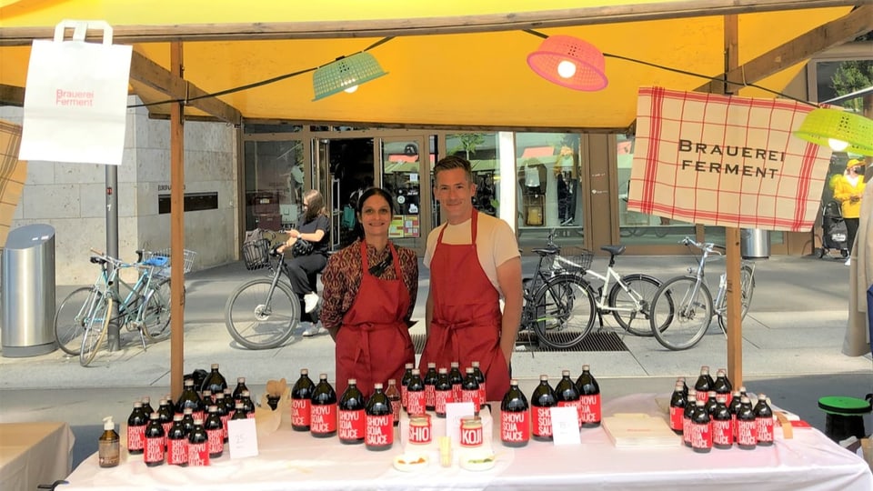 Caroline Kulangara und ihr Mann beim Slow Food Markt in Zürich