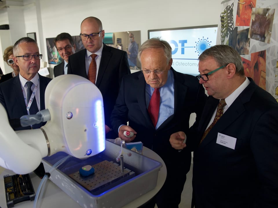 Bundesrat Schenider Ammann sieht sich neuste Technik an