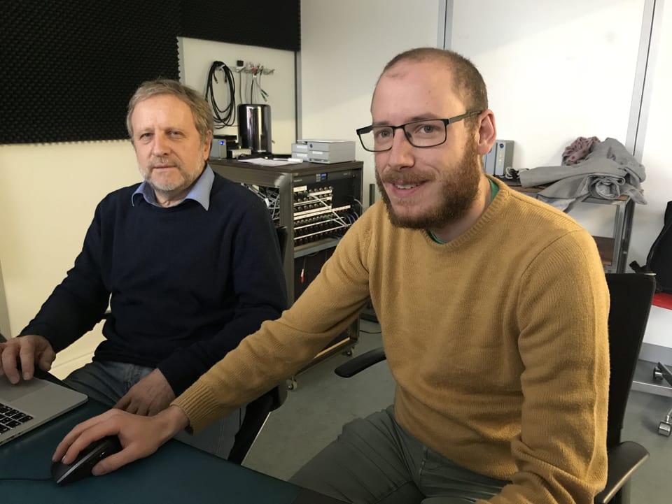 Hansmartin Siegrist und Andreas Weber sitzen am Computer