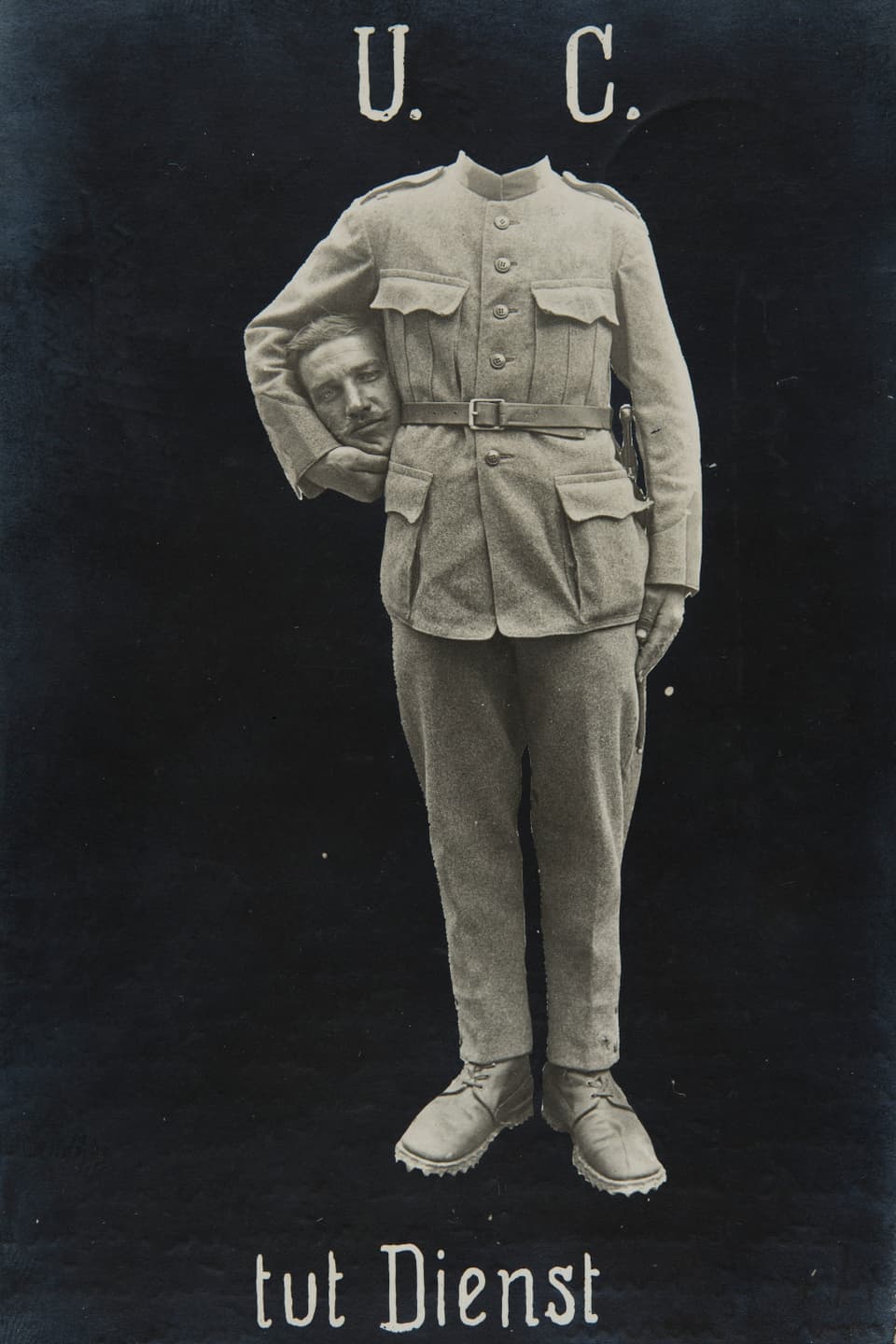 Ein Soldat hält seinem Kopf im Arm.