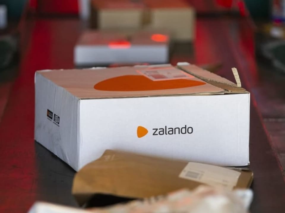 Ein Paket von Zalando auf einem Fliessband.