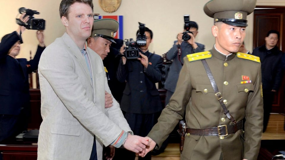 Otto Warmbier und zwei nordkoreanische Soldaten.