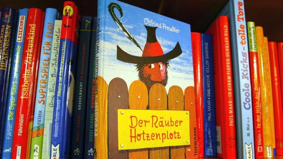 Buch «Der Räuber Hotzenplotz» in einem Büchergestell.