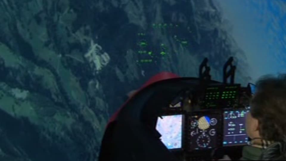 Im Flugsimulator hat der Gripen-Gegner seine liebe Mühe die Maschine zu fliegen.