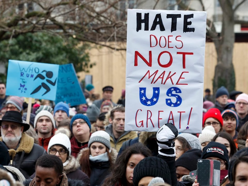 Menschenmenge, Plakat "Hate does not make us great"