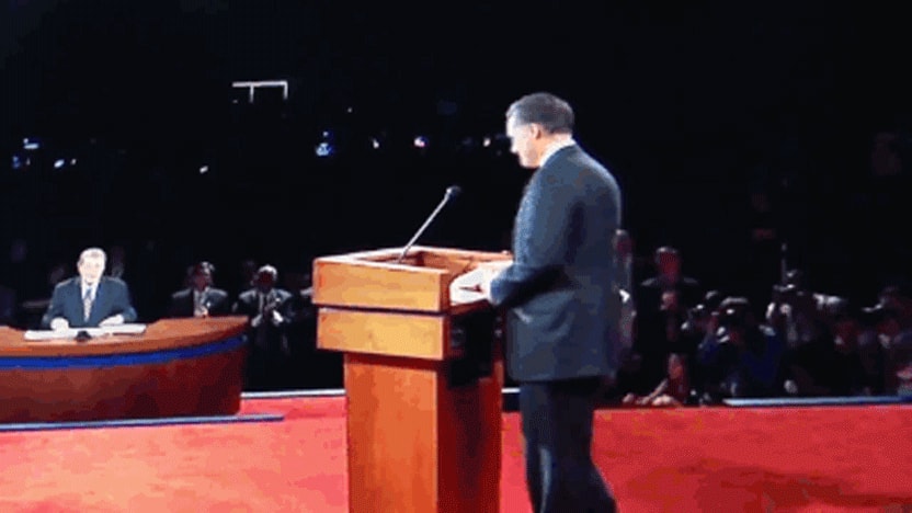 Kurze Szene des Fernsehduells der ersten amerikanischen Präsidentschaftsdebatte 2012, als Mitt Romney ans Rednerpult tritt.