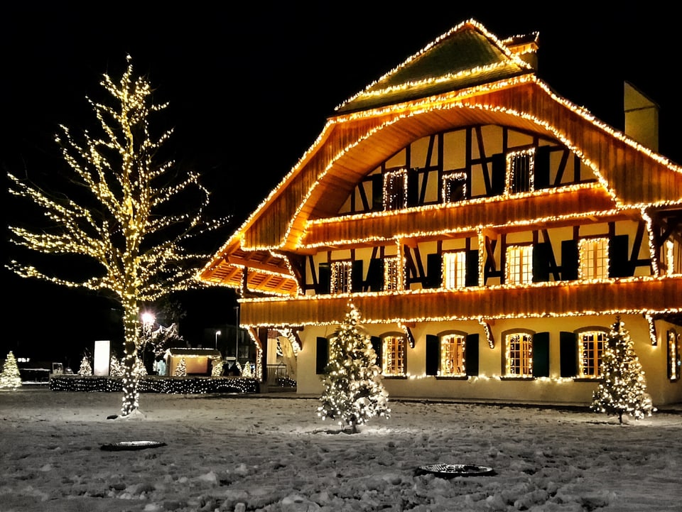 Beleuchtetes Winter-Weihnachtshaus in Thun.