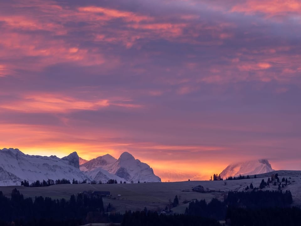 Langnau i. E./BE Sonnenaufgang über den Berner Alpen.