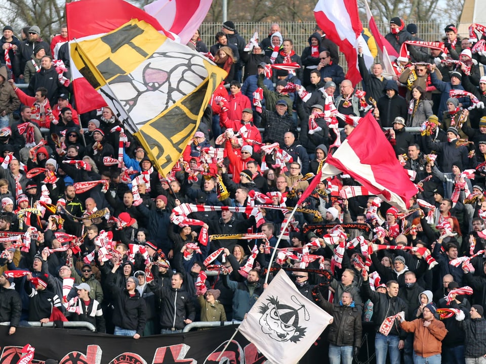 Fans beim Spiel Karlsruhe gegen Zwickau.