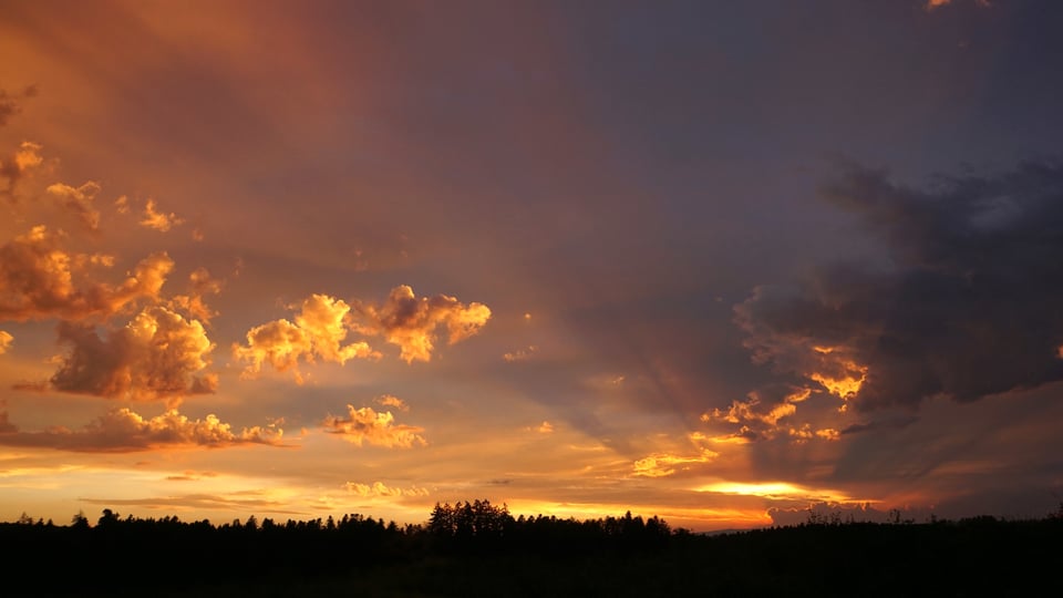 Nach dem Gewitter zaubert das Sonne-Wolken-Gemisch eine wunderbare Abendstimmung. Durch die Brechung an der Wolke, erkennt man die Sonnenstrahlen deutlich.
