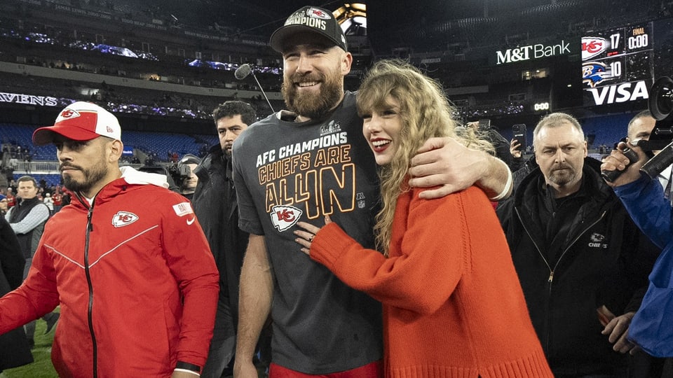 Taylor Swift mit Travis Kelce nach einem Footballspiel in Baltimore. 