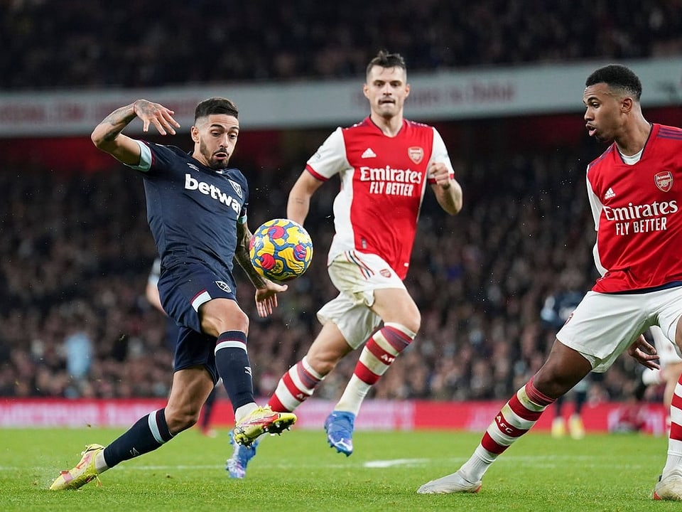 Erfolg für Arsenal Granit Xhaka (Mitte) und Co. siegen gegen den Tabellenkonkurrenten West Ham mit 2:0.