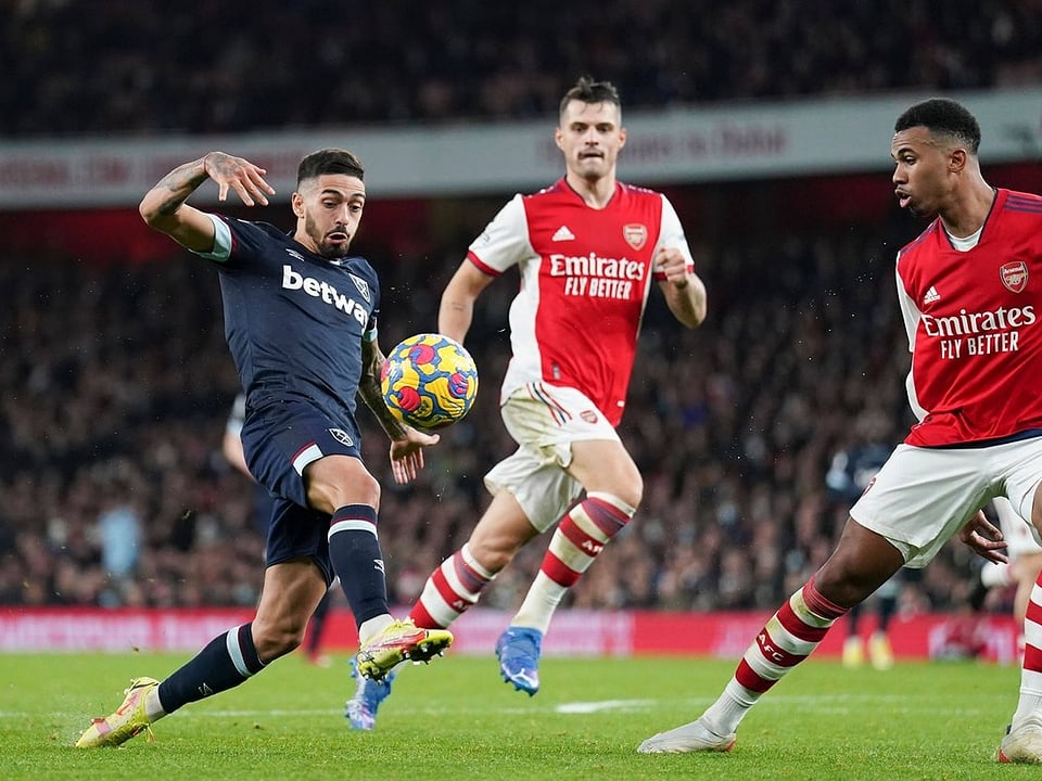 Granit Xhaka (Mitte) und Co. siegen gegen den Tabellenkonkurrenten West Ham mit 2:0.