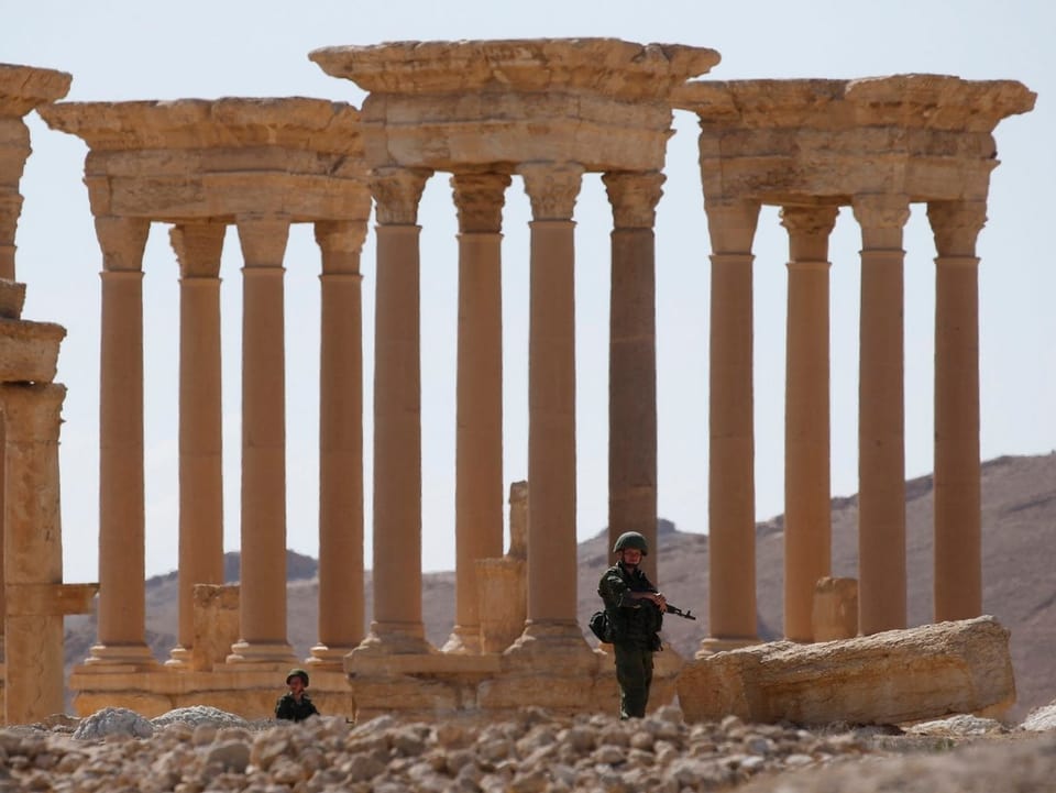 Russische Soldaten patrouillieren im Frühjahr 2016 in Palmyra.