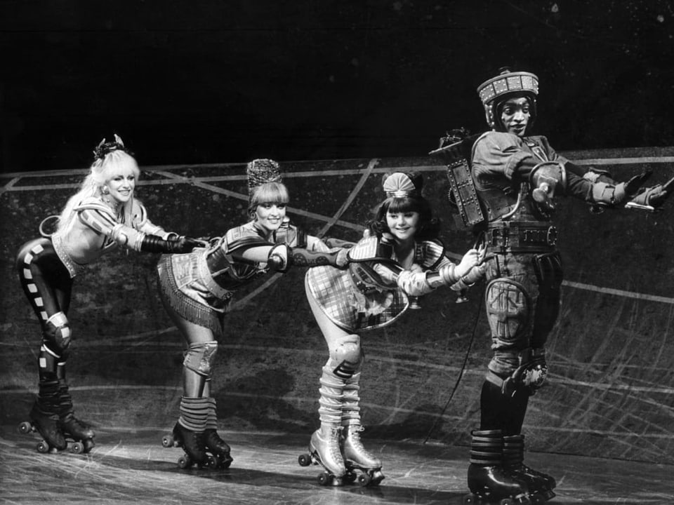 Szene aus dem Musical «Starlight Express» mit drei Frauen und einem Mann auf Rollschuhen.