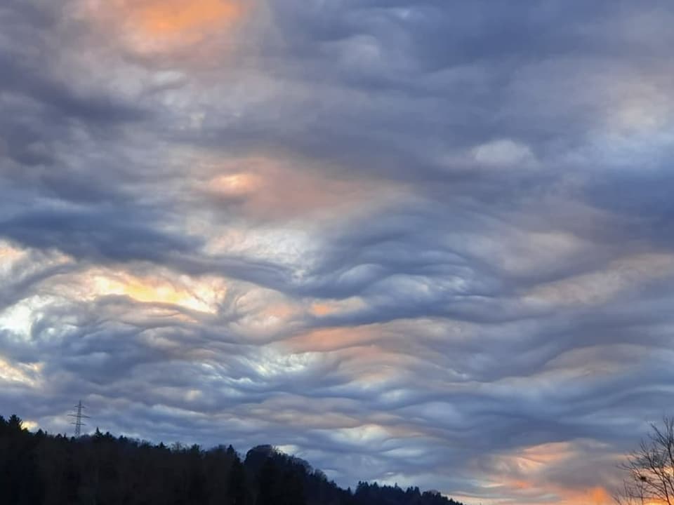 Melchnau/BE Wellenförmige Wolken in grau und rot