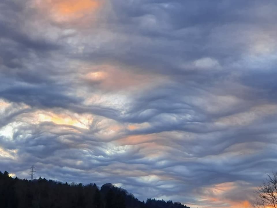 Wellenförmige Wolken in grau und rot