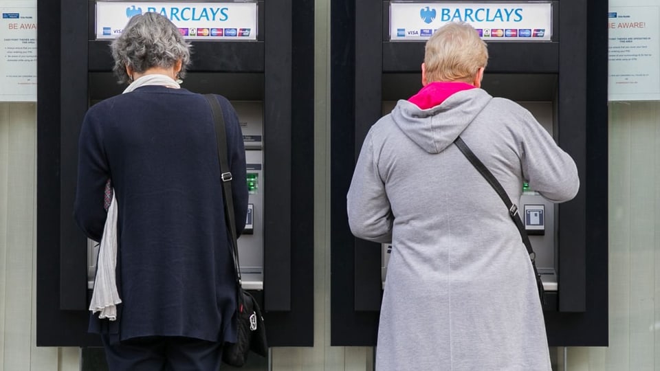 Zwei Frauen vor einem Bancomat.