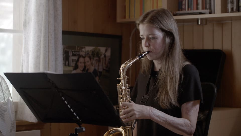 Isabel Sahli spielt Saxophon.