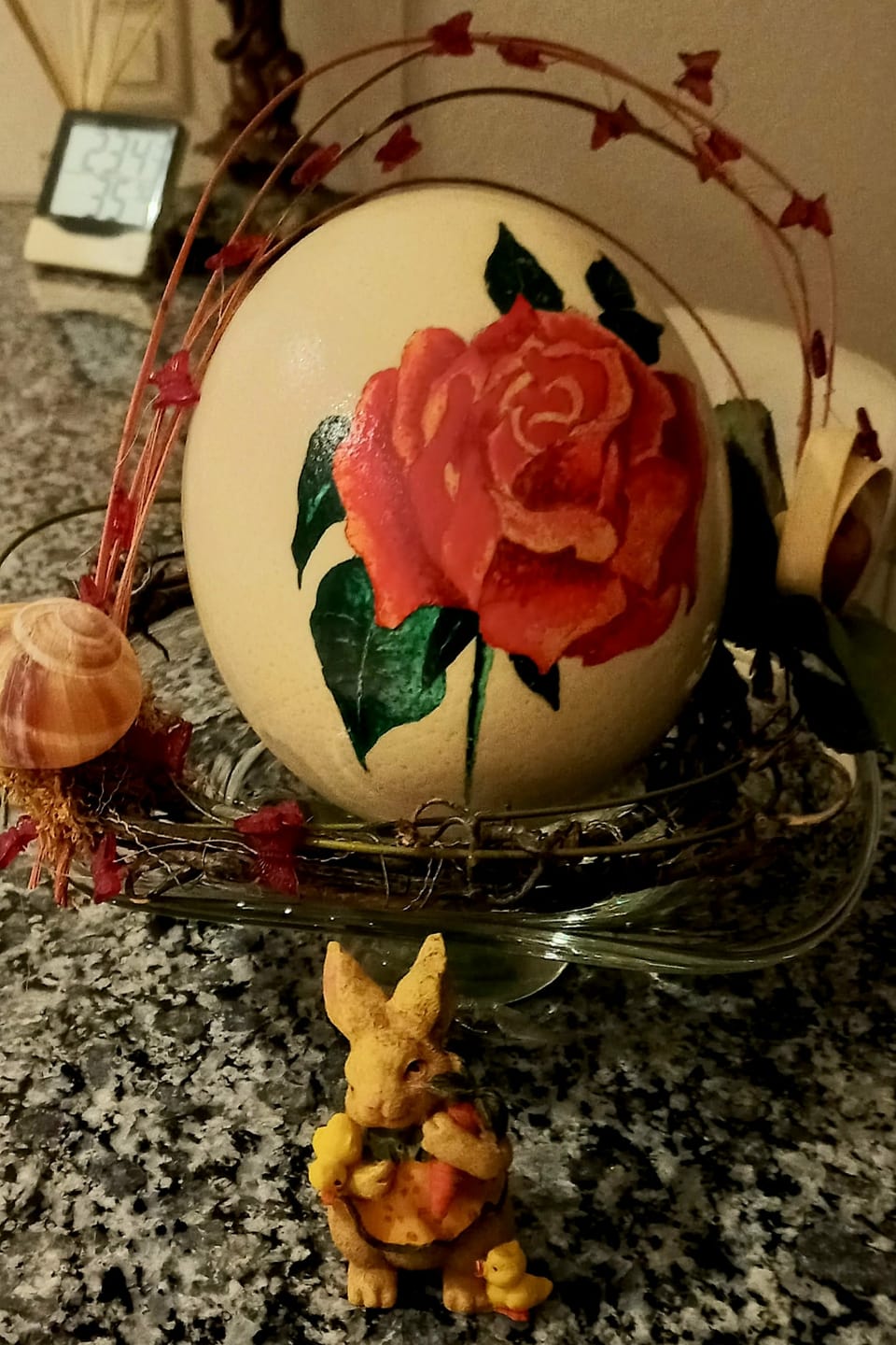 Ein bemaltes Ei mit einer Rose.
