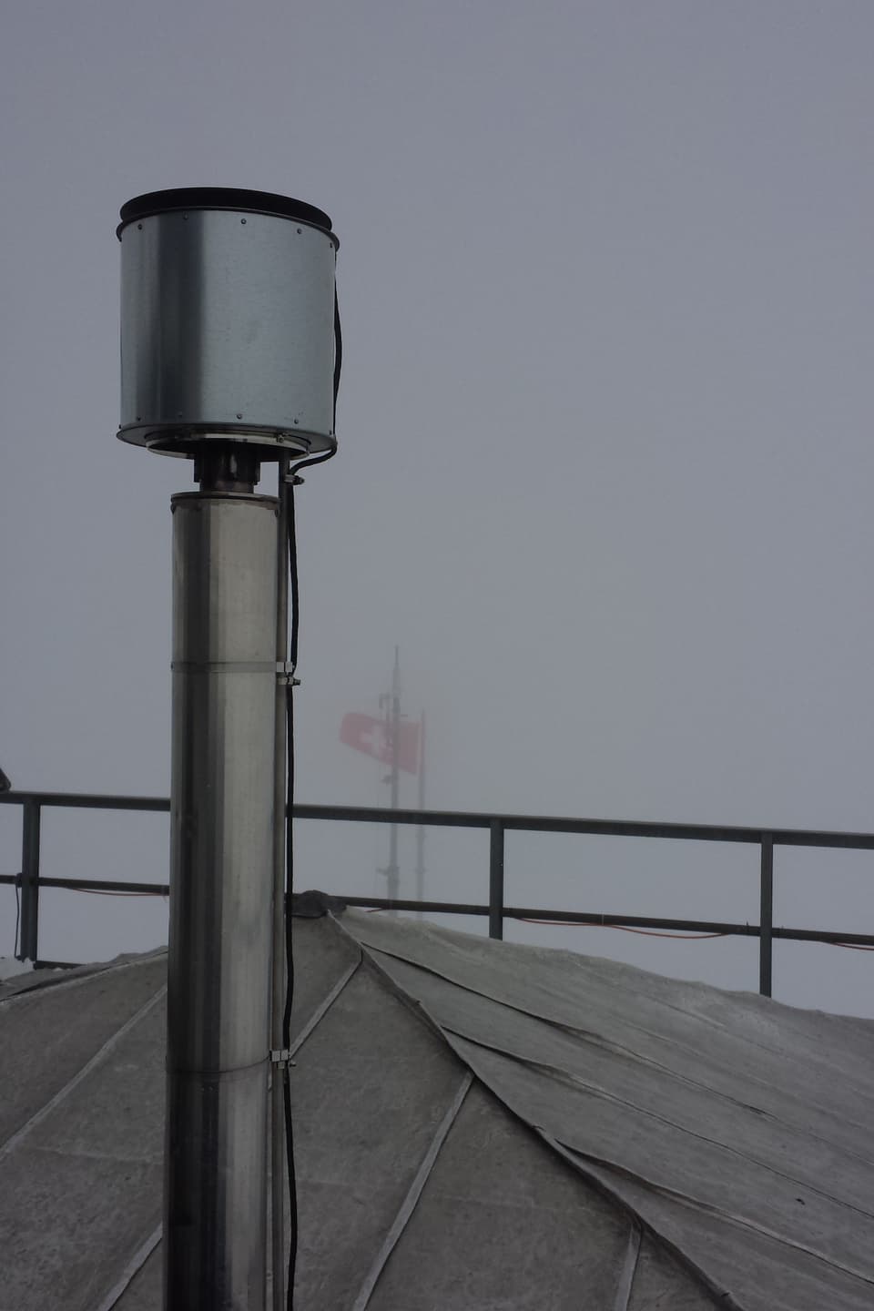 Saugvorrichtung für Aussenluft aus den Wolken über dem Jungfraujoch.