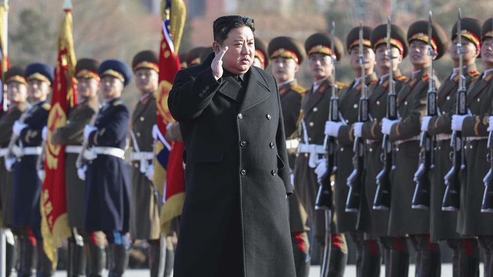 Diktator Kim Jong Un läuft neben dem Militär. 