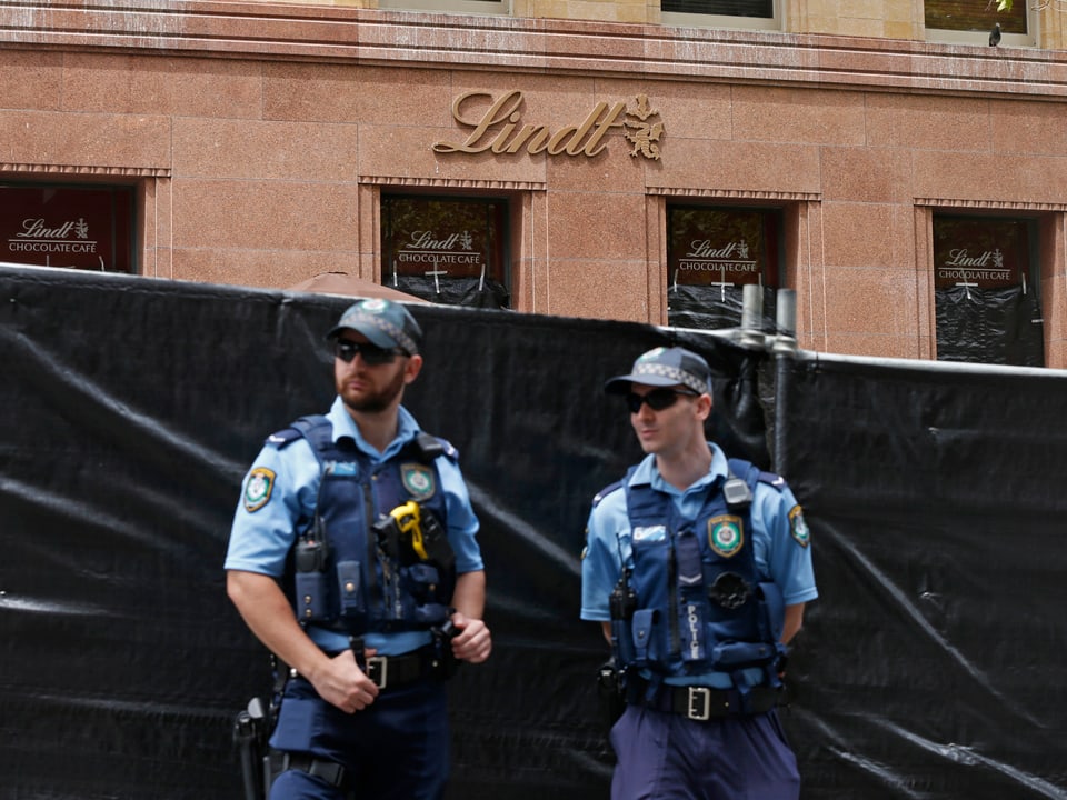 Zwei Polizisten bewachen das Lindt Café in Sydney.
