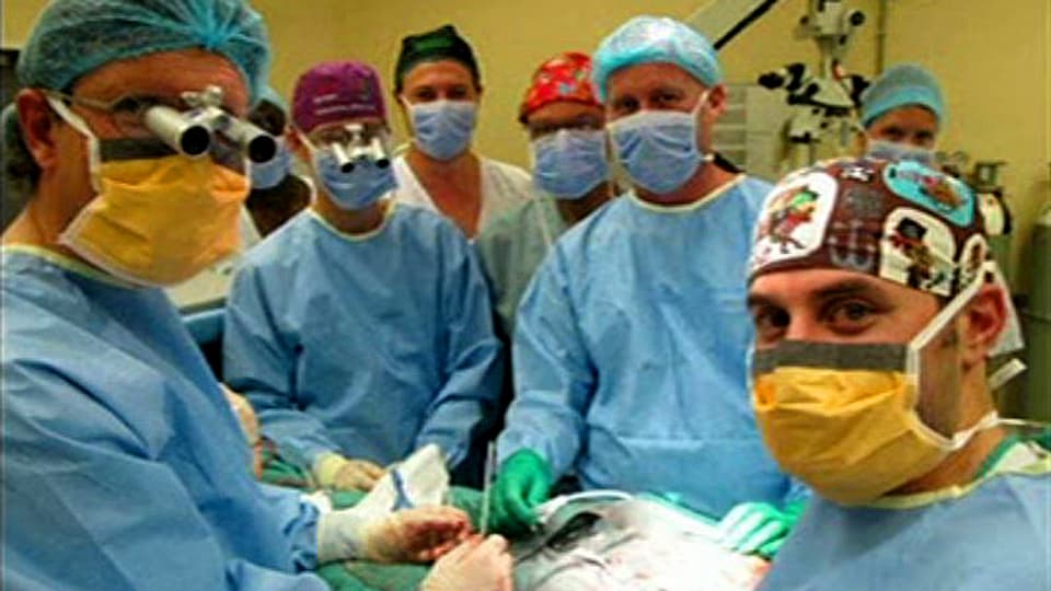 Gruppenbild der Chirurgen im Operationssaal des Tygerberg-Spitals in Kapstadt.