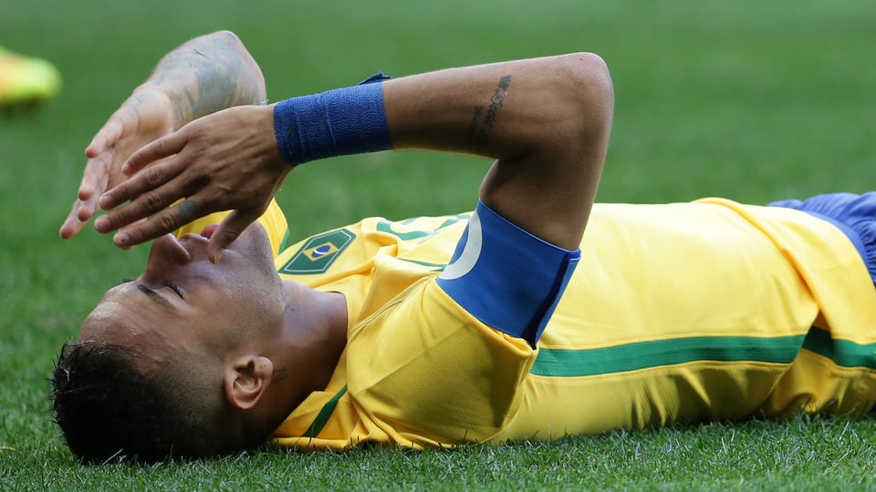 Brasiliens Neymar liegt am Boden.