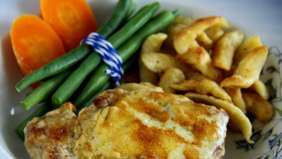Rezepte 2010 Schweinsplatzli Nach Grossmutters Art Mit Kaserahmsauce Srf Bi De Lut Landfrauenkuche 