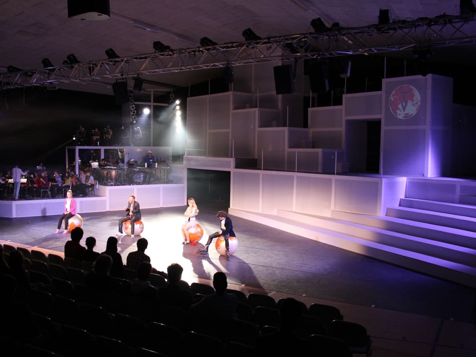 Die Bühne des Musicals Verona 3000 - ganz in Weiss gehalten.