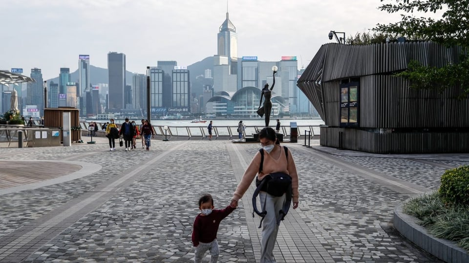 Eine Mutter mit ihrem Kind in Hongkong