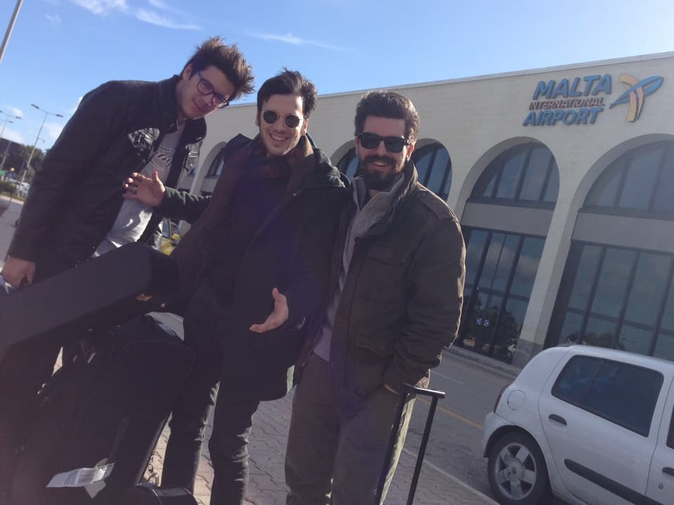 Sebalter (Mitte) und seine Bandkollegen Rocco Casella	 (rechts, Banjo) und Mattia Bordignon (links, Gitarre) bei ihrer Ankunft am Flughafen in Malta. 