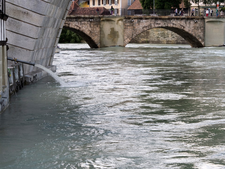 Bisher trat die Aare nicht über ihre Ufer, obwohl sie teilweise die Schadengrenze von 420 Kubikmeter Wasser pro Sekunde überstieg. Im Bild: Die Aare bei der Untertorbrücke in Bern. 