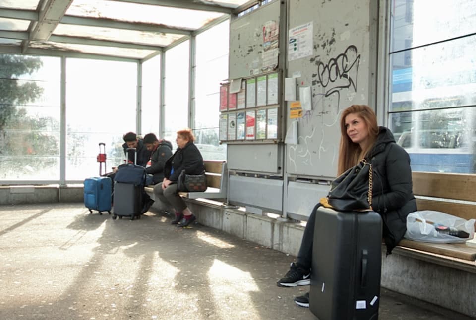 Wartende am Busbahnhof in Zürich.