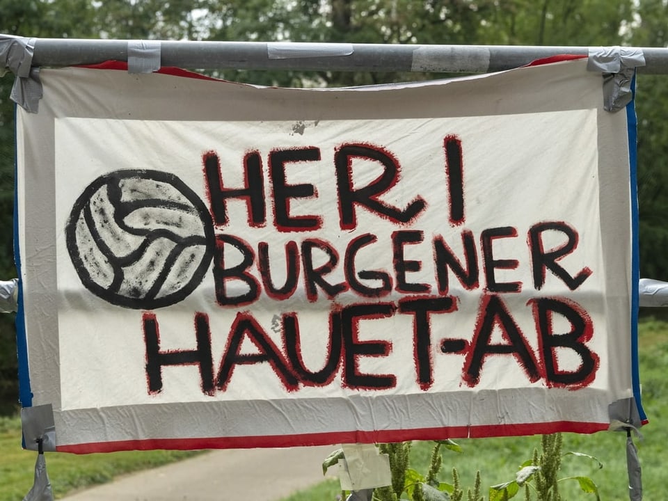 Fan-Transparent "Heri Burgener Hauet Ab" am Mittwoch auf dem Trainingsgelände des FCB.