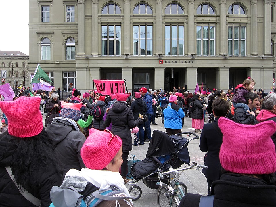 Frauen in rosa Strickmützen.