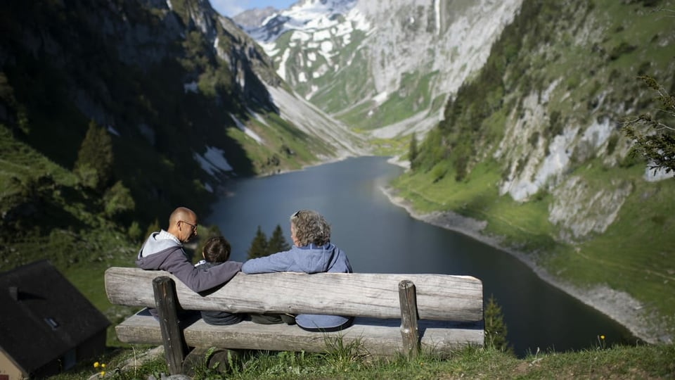 Ausflügler blicken auf den Fählensee im Alpstein