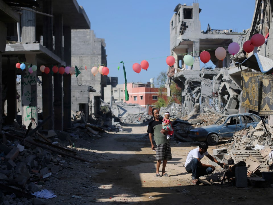 Bunte Ballone in zerbombter Strasse in Gaza