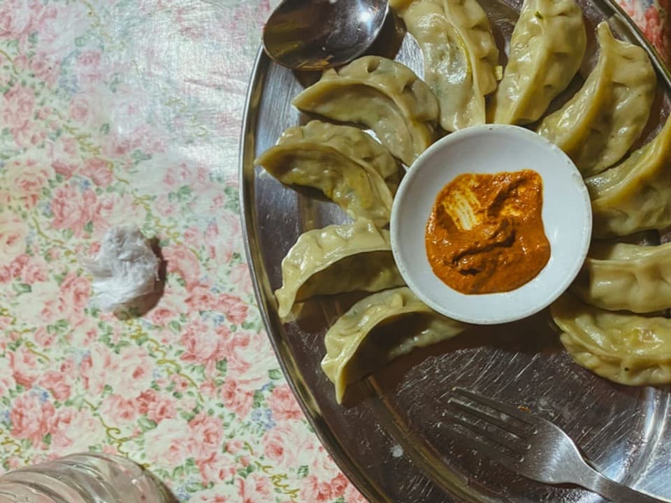 Gedämpfte Teigtaschen, sogenannte «Momos» werden neben dem «Daal Bhat» auch sehr gerne in Nepal gegessen.